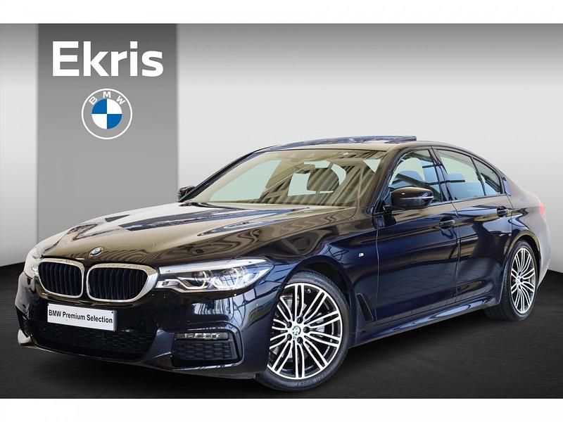 Carbonschwarz metallic (zwart metallic) Gebruikt 2019 BMW 520 M Sport Sedan | € 31.900 (Eerlijke prijs) - Afbeelding 1/3