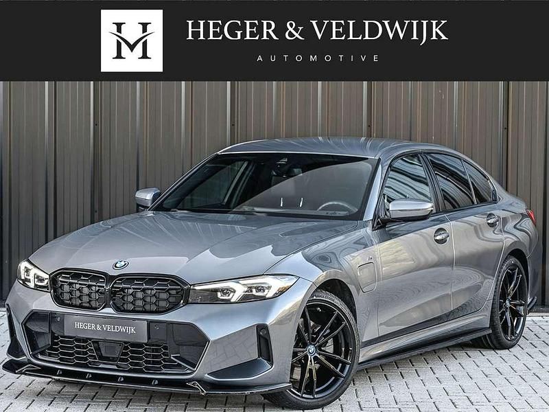 Grijs Gebruikt 2024 BMW 330e M Sport Sedan | € 47.900 (Goede deal) - Afbeelding 1/4