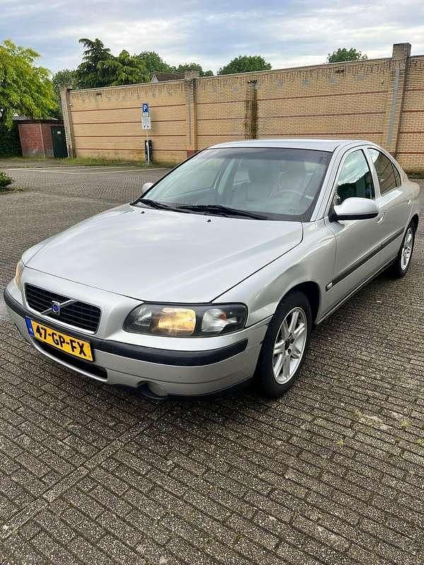 Grijs Gebruikt 2001 Volvo S60 Sedan | € 1.999 (Eerlijke prijs) - Afbeelding 1/4
