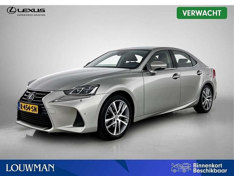 Grijs, metallic lak Gebruikt 2021 Lexus IS300 Business Edition Sedan | € 31.950 (Eerlijke prijs) - Afbeelding 1/3