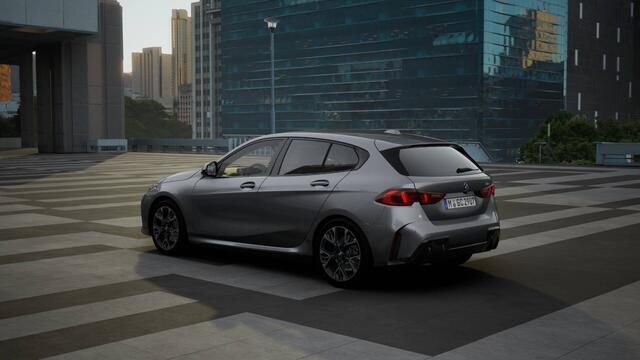 Nieuw BMW 120 M Sport 156 PK (114 kW) 2025 Skyscraper grey Hatchback