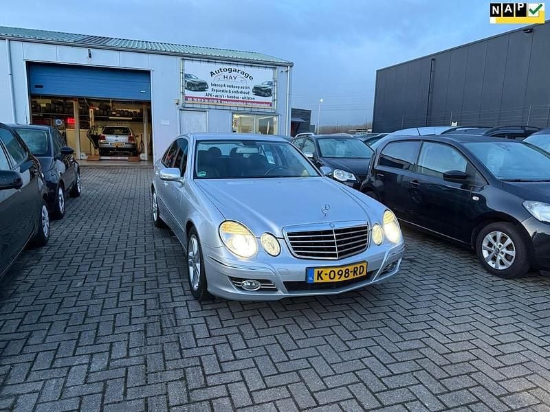 Grijs Gebruikt 2008 Mercedes E200 Avantgarde Sedan | € 9.250 (Eerlijke prijs) - Afbeelding 1/4