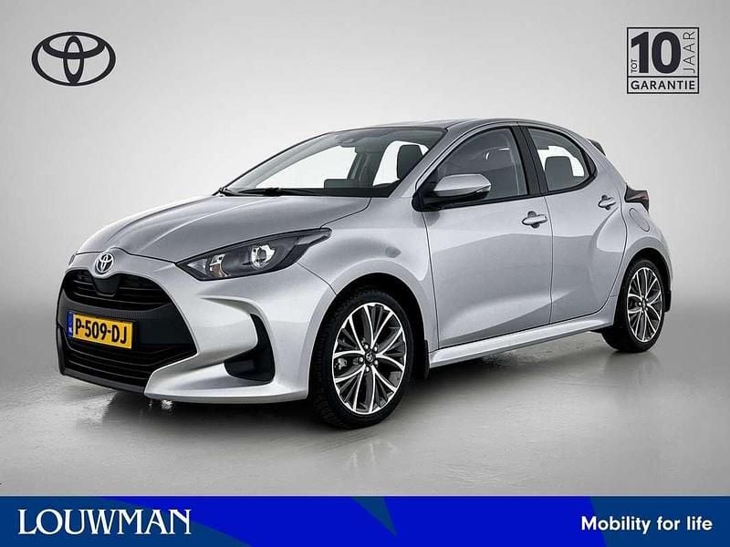 Grijs Gebruikt 2022 Toyota Yaris Hybrid Active Hatchback | € 21.950 (Eerlijke prijs) - Afbeelding 1/3