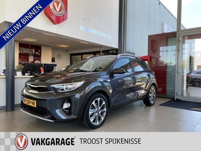 Grijs Gebruikt 2020 Kia Stonic SUV | € 21.750 (Eerlijke prijs) - Afbeelding 1/4