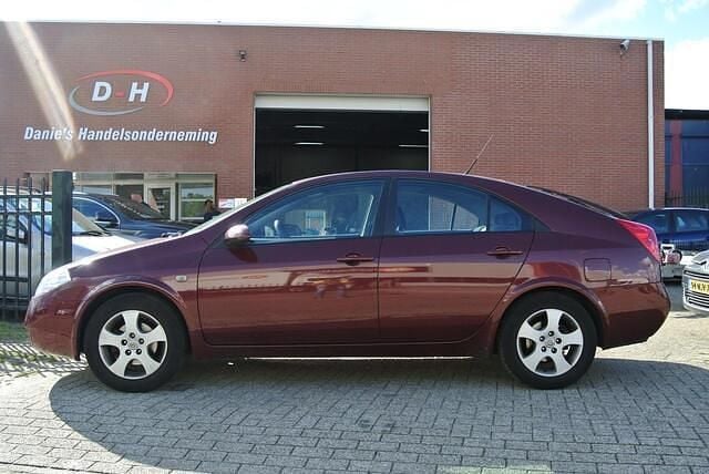 Rood Gebruikt 2003 Nissan Primera Visia Hatchback | € 1.099 (Eerlijke prijs) - Afbeelding 1/4