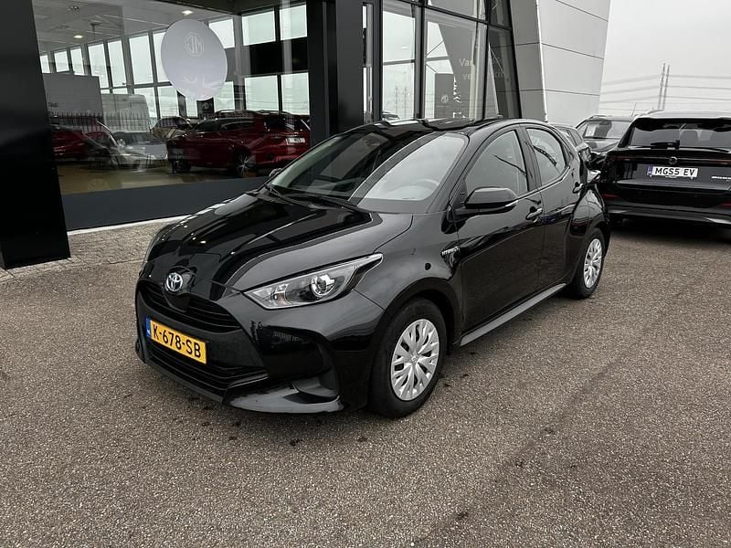 Zwart Gebruikt 2021 Toyota Yaris Hybrid Active Hatchback | € 16.950 (Goede deal) - Afbeelding 1/3