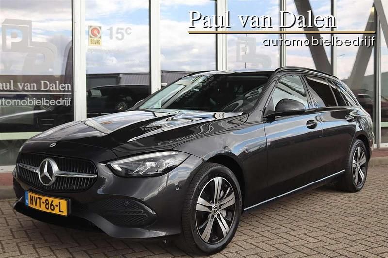 Grijs, metallic lak Gebruikt 2022 Mercedes C300e Luxury Stationwagen | € 35.900 (Eerlijke prijs) - Afbeelding 1/4