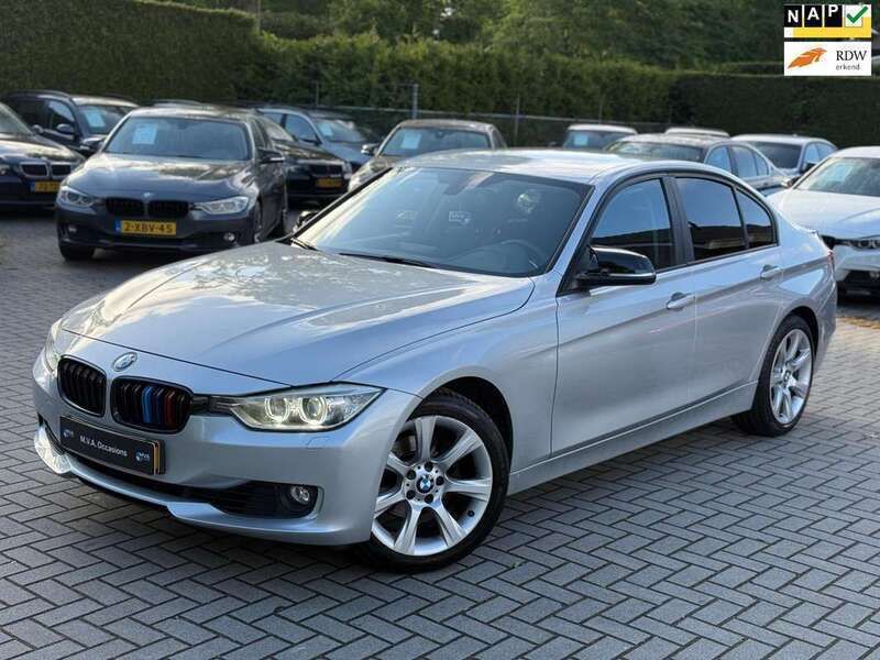 Grijs, metallic lak Gebruikt 2013 BMW 320 Executive Sedan | € 10.950 (Eerlijke prijs) - Afbeelding 1/4
