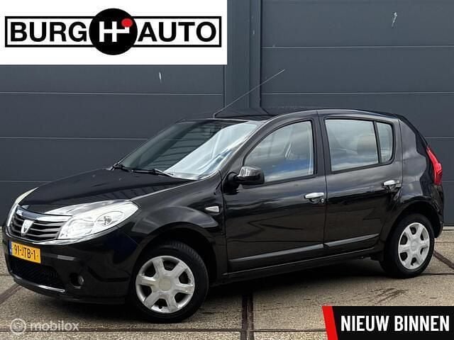 Zwart Gebruikt 2009 Dacia Sandero Lauréate Hatchback | € 1.750 (Eerlijke prijs) - Afbeelding 1/4