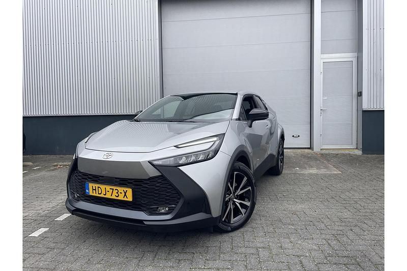 Grijs Gebruikt 2025 Toyota C-HR SUV | € 37.549 (Eerlijke prijs) - Afbeelding 1/1
