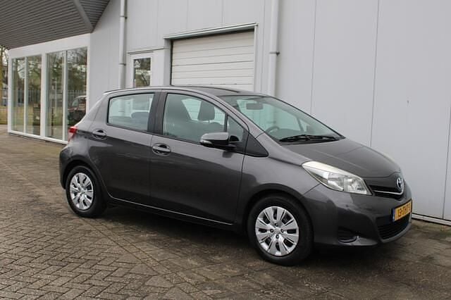 Occasion Toyota Yaris 99 PK (72 kW) 2012 Grijs Hatchback