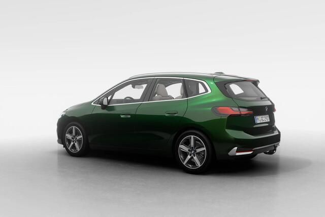 Nieuw BMW 218 Luxury Line 136 PK (100 kW) 2025 Sanremo grun metallic (groen metallic) Stationwagen