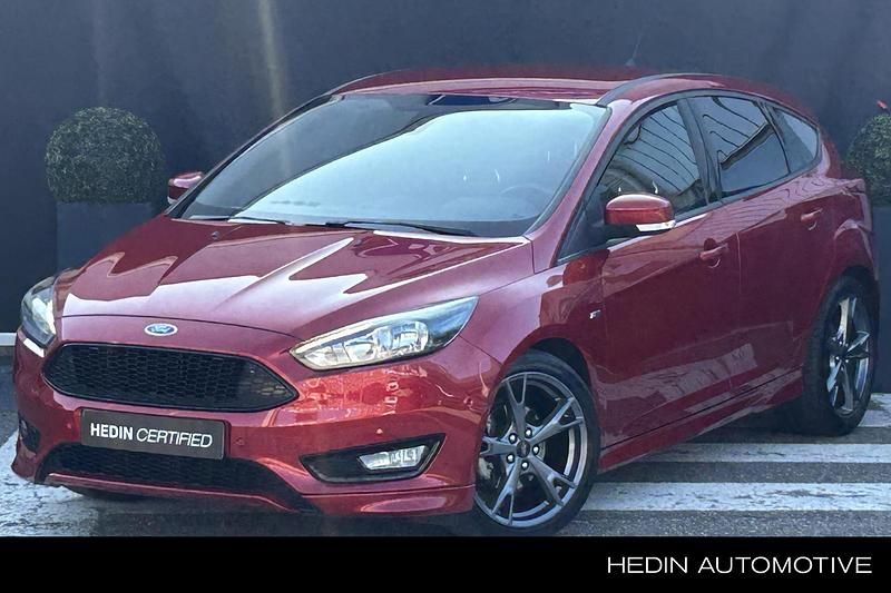 Rood Gebruikt 2018 Ford Focus ST-Line Hatchback | € 13.945 (Eerlijke prijs) - Afbeelding 1/4