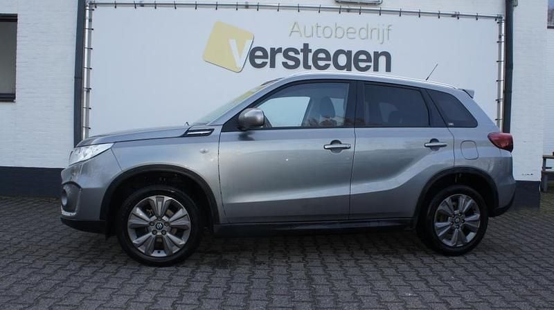 Grijs Occasion 2021 Suzuki Vitara SUV | € 15.900 (Goede deal) - Afbeelding 1/4