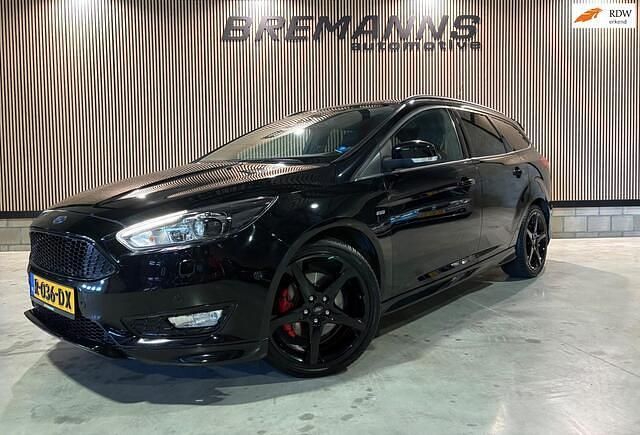 Zwart Gebruikt 2017 Ford Focus Titanium Stationwagen | € 12.950 (Iets duurder) - Afbeelding 1/4