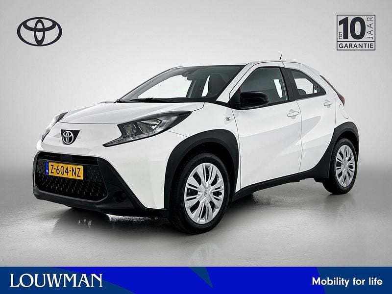 Wit Gebruikt 2024 Toyota Aygo Play Hatchback | € 17.600 (Eerlijke prijs) - Afbeelding 1/3