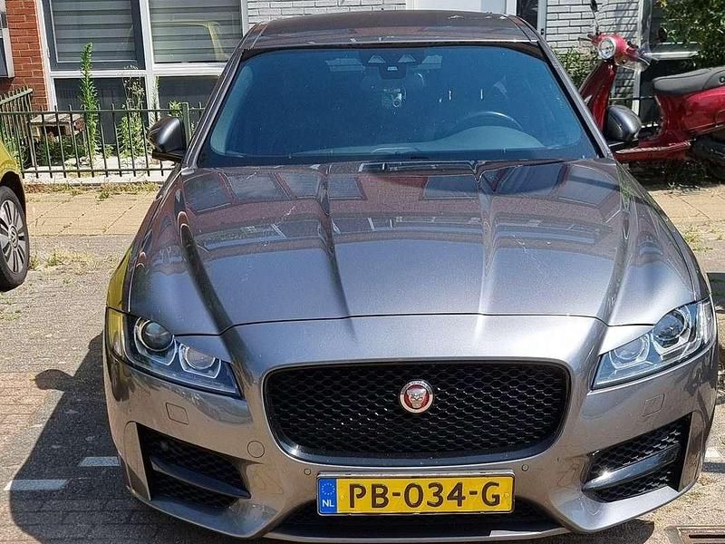 Grijs Gebruikt 2017 Jaguar XF Portfolio Sedan | € 18.999 (Iets duurder) - Afbeelding 1/4