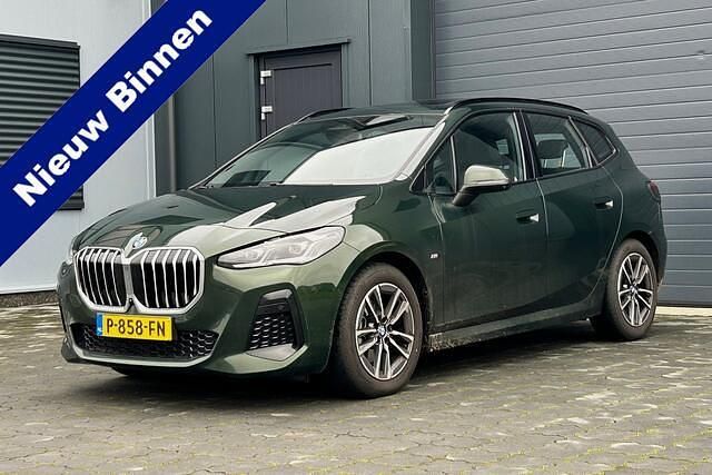 Groen (metallic) Gebruikt 2022 BMW 218 M Sport Stationwagen | € 32.850 (Duur) - Afbeelding 1/4
