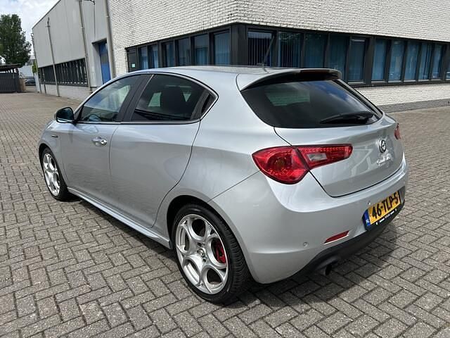 Occasion Alfa Romeo Giulietta Distinctive 170 PK (125 kW) 2012 Grijs, metallic lak Hatchback