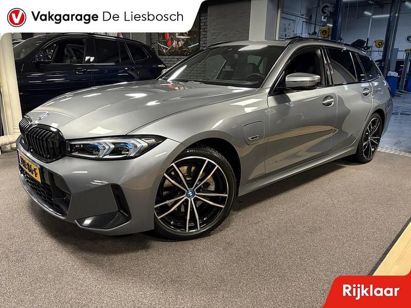Grijs Occasion 2023 BMW 330e M Sport Stationwagen | € 40.950 (Goede deal) - Afbeelding 1/4