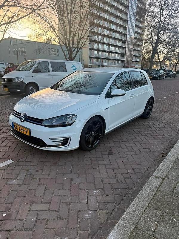 Occasion 2015 VW e-Golf GTE Hatchback | € 11.500 (Eerlijke prijs) - Afbeelding 1/4