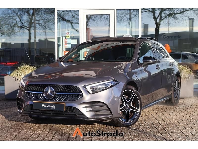 Grijs Occasion 2022 Mercedes A250 AMG line Hatchback | € 26.700 (Eerlijke prijs) - Afbeelding 1/4