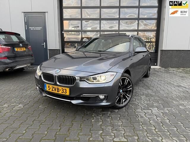 Grijs Occasion 2015 BMW 328 Executive Stationwagen | € 19.950 (Iets duurder) - Afbeelding 1/4