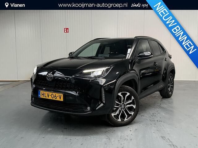 Night sky black metallic (zwart metallic) Occasion 2025 Toyota Yaris Cross Edition SUV | € 31.950 (Iets duurder) - Afbeelding 1/4