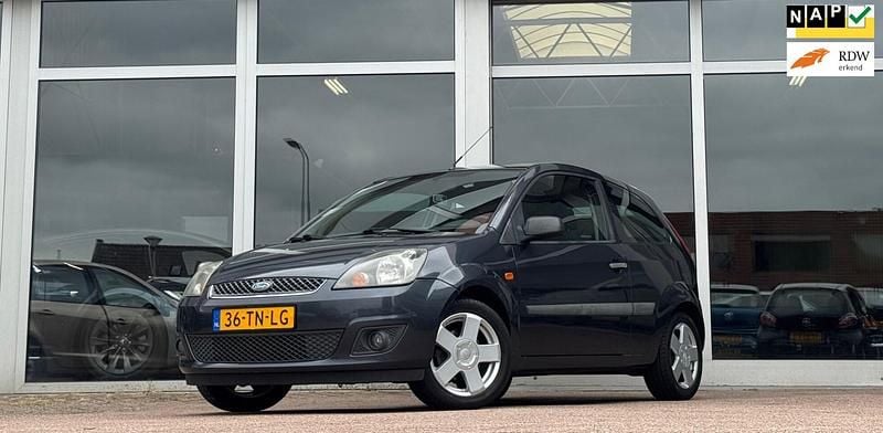 Grijs Gebruikt 2007 Ford Fiesta Futura Hatchback | € 1.494 (Eerlijke prijs) - Afbeelding 1/3