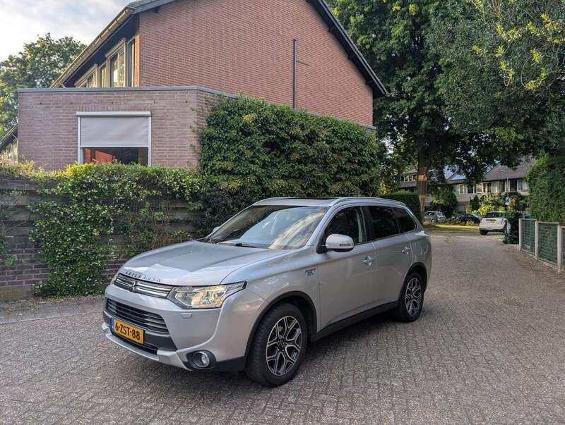 Zilver Gebruikt 2015 Mitsubishi Outlander P-HEV Instyle Stationwagen | € 10.995 (Eerlijke prijs) - Afbeelding 1/4
