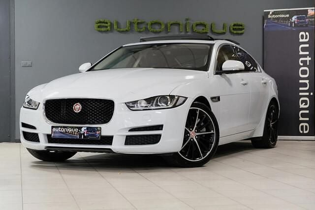 Wit (metallic) Occasion 2015 Jaguar XE Portfolio Sedan | € 19.895 (Goede deal) - Afbeelding 1/4