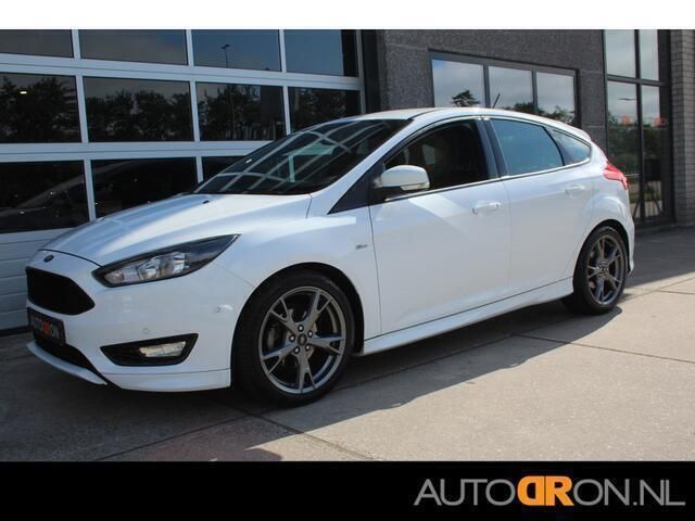 Wit Gebruikt 2017 Ford Focus ST-Line Hatchback | € 10.950 (Eerlijke prijs) - Afbeelding 1/3