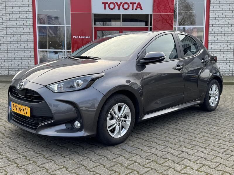 Grijs Gebruikt 2024 Toyota Yaris Active Hatchback | € 22.900 (Eerlijke prijs) - Afbeelding 1/4