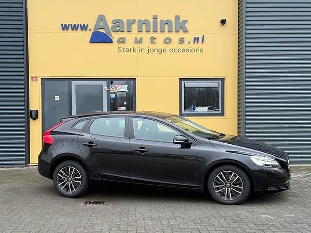 Zwart (metallic) Occasion 2019 Volvo V40 Hatchback | € 19.999 (Goede deal) - Afbeelding 1/3