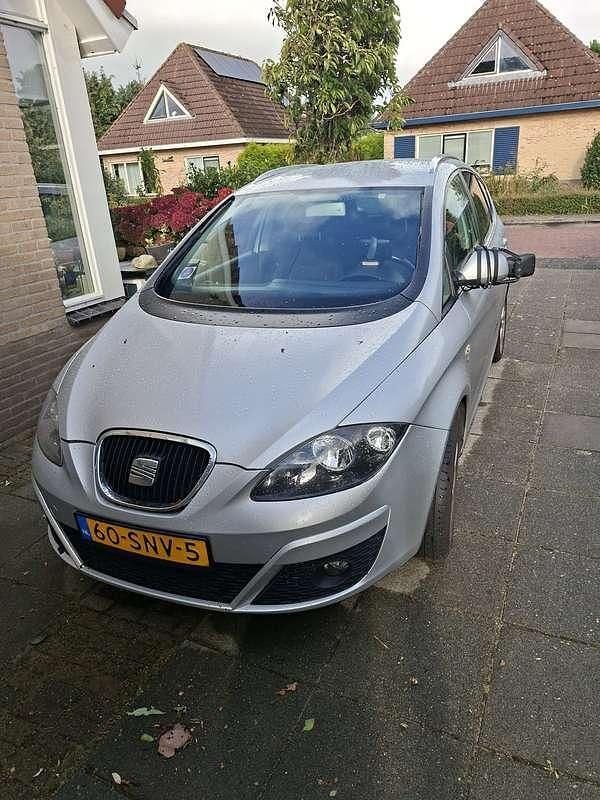 Zilver Gebruikt 2011 Seat Altea XL Style MPV | € 4.000 (Eerlijke prijs) - Afbeelding 1/4