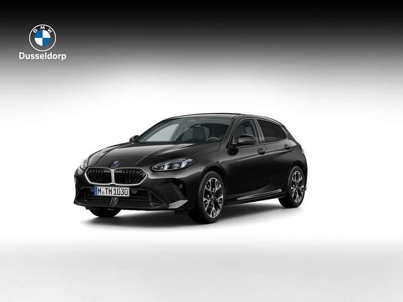 Zwart, metallic lak Nieuw 2025 BMW 120 Comfort Edition Hatchback | € 52.168 (Eerlijke prijs) - Afbeelding 1/4