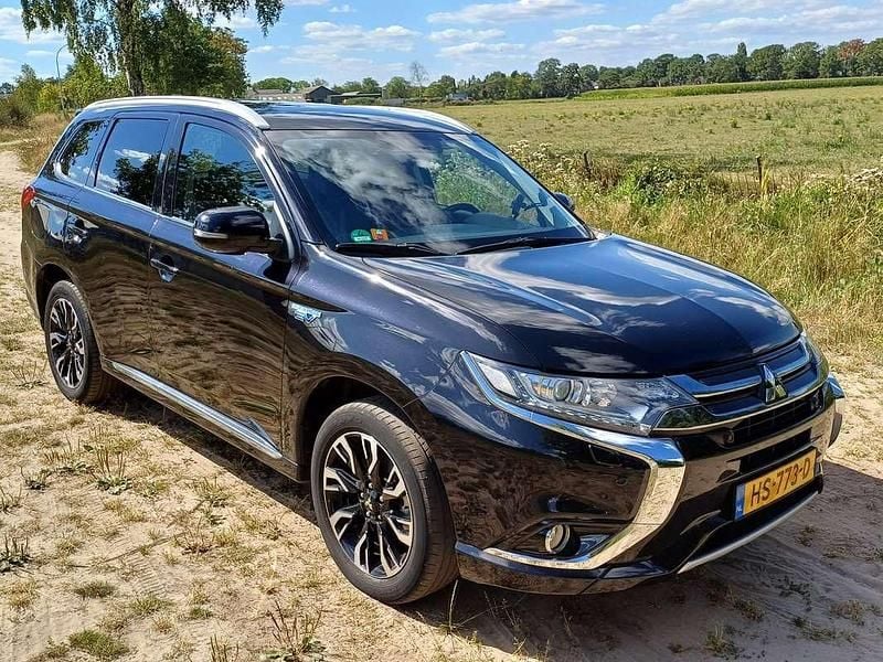 Zwart Occasion 2015 Mitsubishi Outlander Edition SUV | € 13.500 (Eerlijke prijs) - Afbeelding 1/4