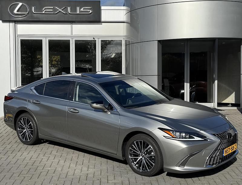 Grijs Gebruikt 2023 Lexus ES300H Business Edition Sedan | € 42.900 (Super prijs) - Afbeelding 1/4