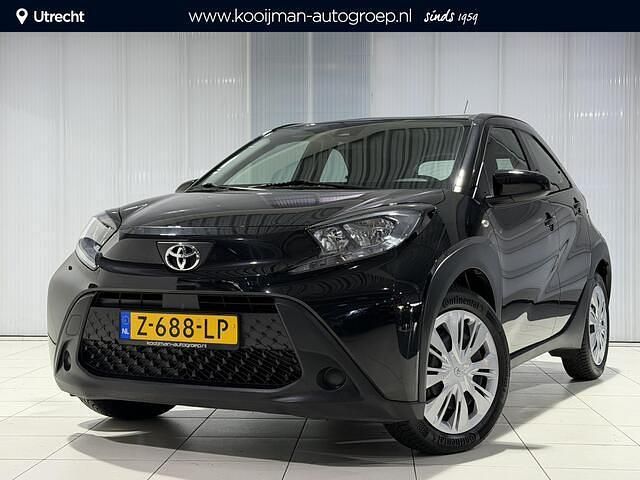 Night sky black metallic (zwart metallic) Occasion 2024 Toyota Aygo X Play SUV | € 17.400 (Eerlijke prijs) - Afbeelding 1/4