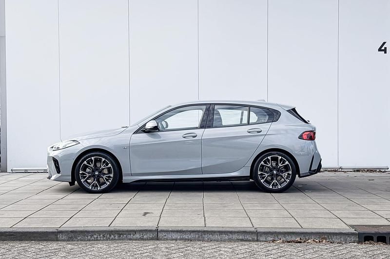 Occasion BMW 120 Shadowline 170 PK (125 kW) 2025 M brooklyn grau Hatchback