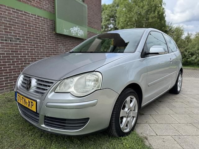 Grijs Gebruikt 2007 VW Polo Comfortline Hatchback | € 1.745 (Eerlijke prijs) - Afbeelding 1/4