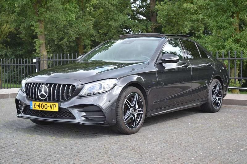 Grijs Gebruikt 2021 Mercedes C300e AMG Sedan | € 32.450 (Goede deal) - Afbeelding 1/4