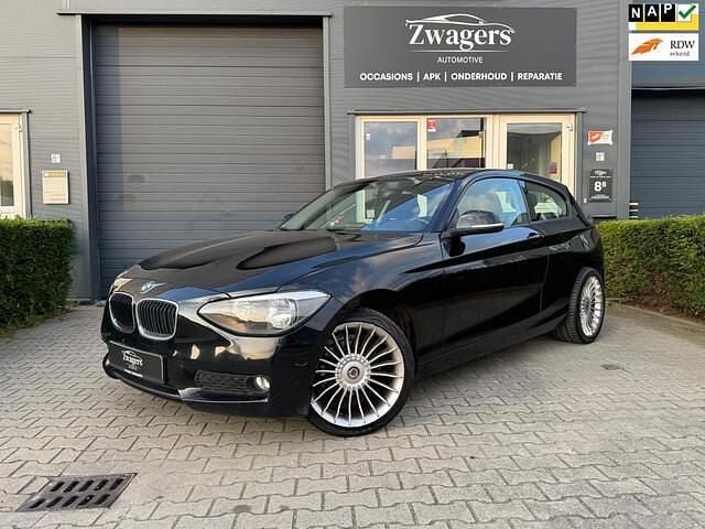 Zwart Gebruikt 2013 BMW 114 Hatchback | € 6.998 (Goede deal) - Afbeelding 1/4