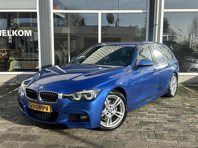 Blauw (metallic) Occasion 2019 BMW 318 M Sport Stationwagen | € 23.840 (Eerlijke prijs) - Afbeelding 1/4