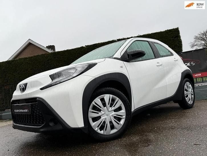 Wit Gebruikt 2024 Toyota Aygo X Play SUV | € 13.499 (Super prijs) - Afbeelding 1/4