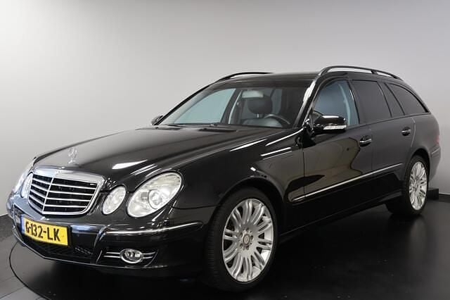 Zwart (metallic) Occasion 2008 Mercedes E350 Classic Stationwagen | € 9.850 (Goede deal) - Afbeelding 1/4