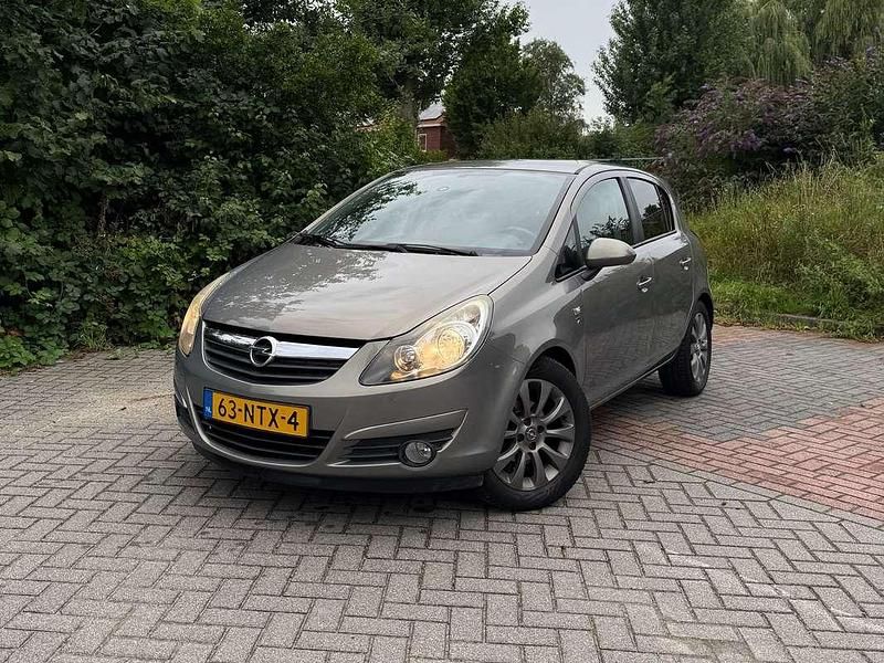 Bruin Gebruikt 2010 Opel Corsa Edition Hatchback | € 2.750 (Eerlijke prijs) - Afbeelding 1/4