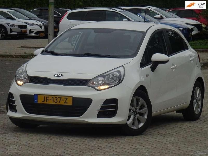 Wit Gebruikt 2016 Kia Rio Hatchback | € 7.999 (Eerlijke prijs) - Afbeelding 1/4