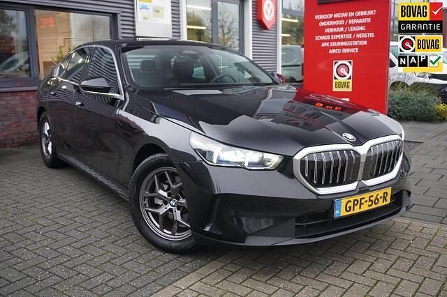 Zwart Gebruikt 2024 BMW 520 Comfort Edition Sedan | € 48.495 (Iets duurder) - Afbeelding 1/4