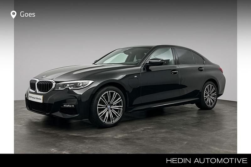 Zwart Gebruikt 2019 BMW 330e Executive Sedan | € 32.880 (Iets duurder) - Afbeelding 1/4